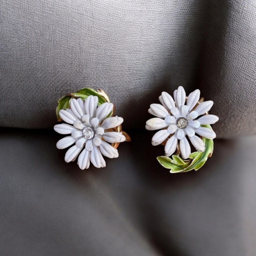 Vintage flowers crown Trifari earrings